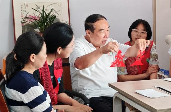 王韬向队员们介绍刻纸工艺 路程涵摄影