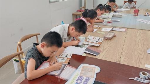 孩子们正给文物写信 王致远摄影