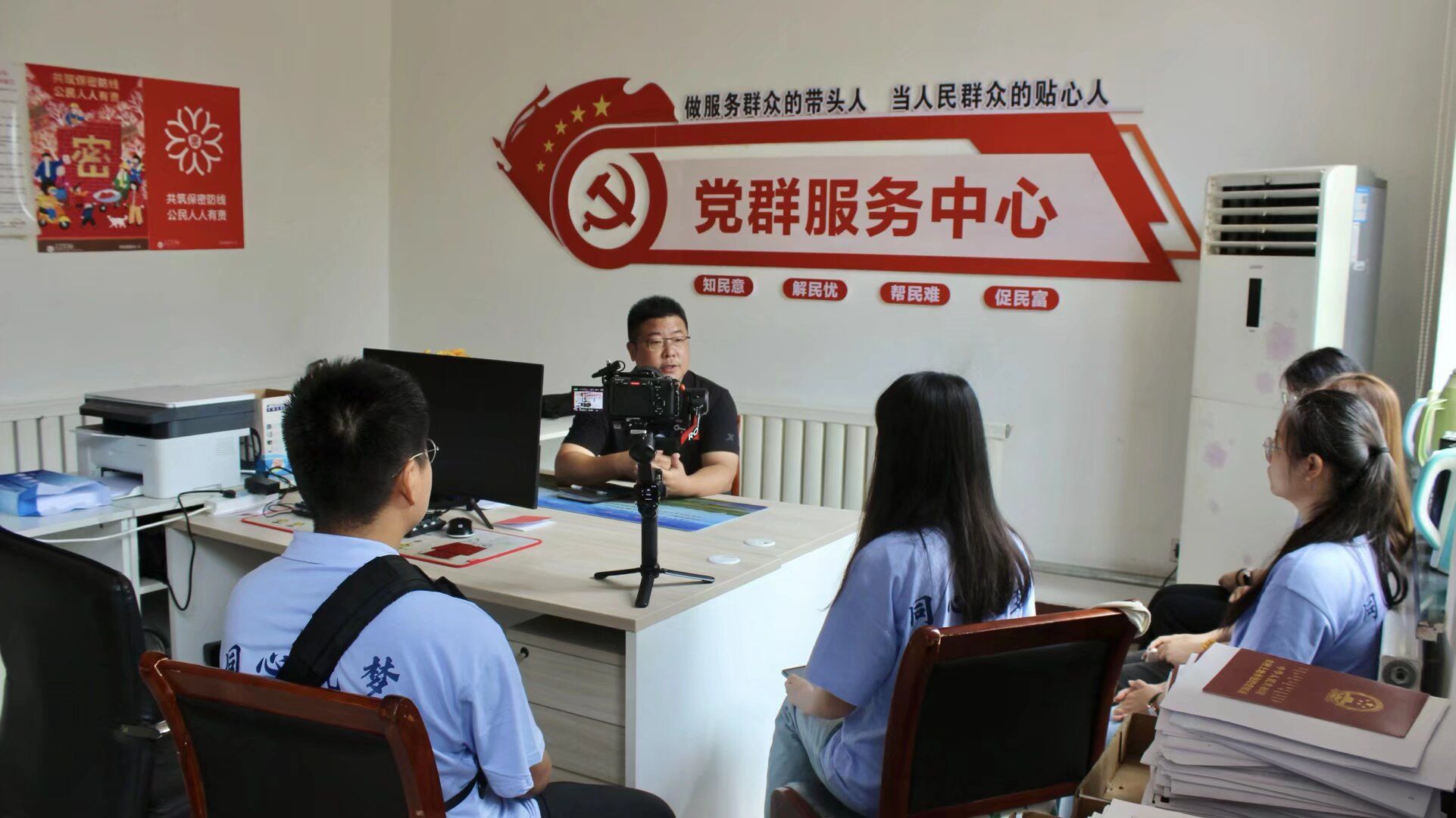 刘云龙书记与队员热情交谈 仇浩宇摄影